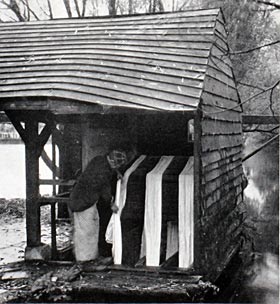 マートン・アビー工房近隣のウォンドル川で綿布を洗う染工